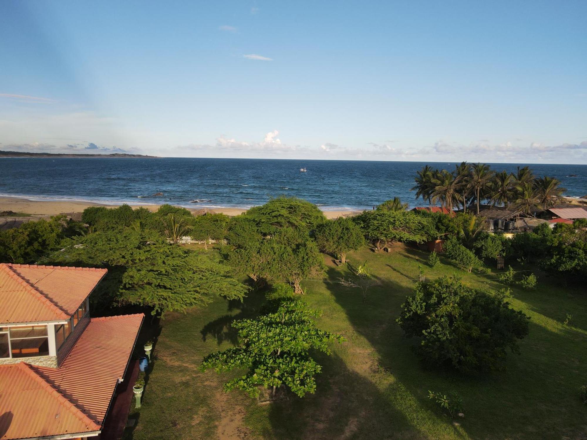 Kirinda Beach Front Hotel Buitenkant foto